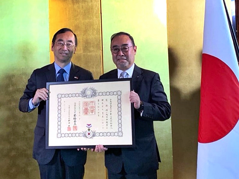 蒙德揚(圖右)獲日本政府頒授「旭日中綬章」。
