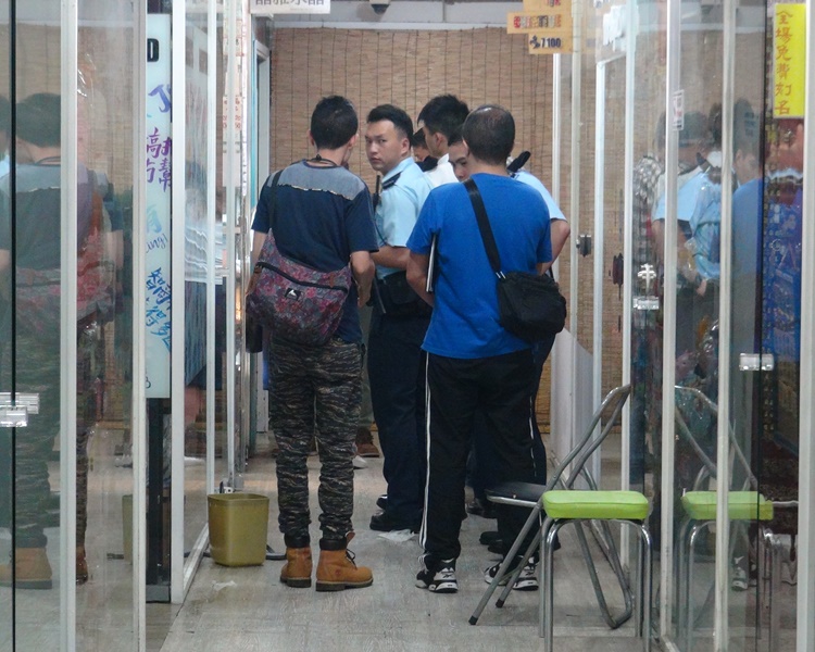 案發後警員到該商鋪調查。資料圖片