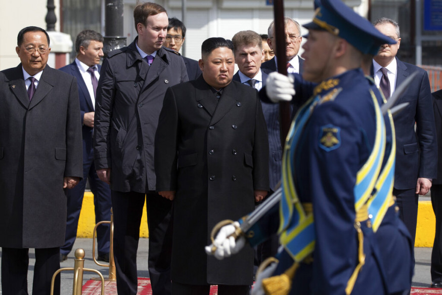 外界猜測,金正恩很可能出於保安原因,也不能排除因當天上午下大雨而推遲行程。 AP圖片