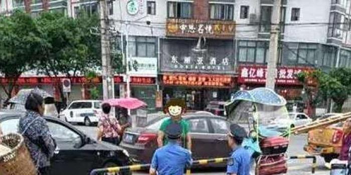 四川兩名城管向女商販下跪。 網圖