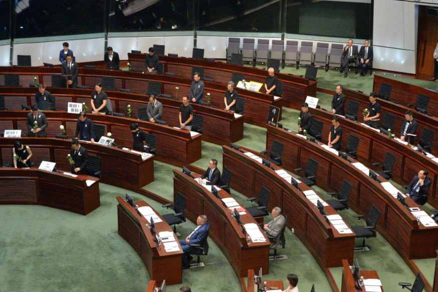 議員進行默哀。