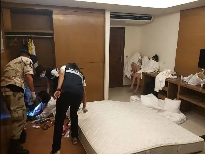 警方破門而入,現場多人還裸著身體來不及穿衣服。網圖