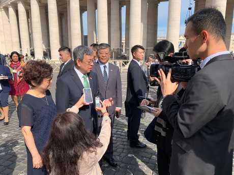 台灣副總統陳建仁(左二)接受媒體訪問時,談到典禮前獲教宗接見的情形。(中央社)