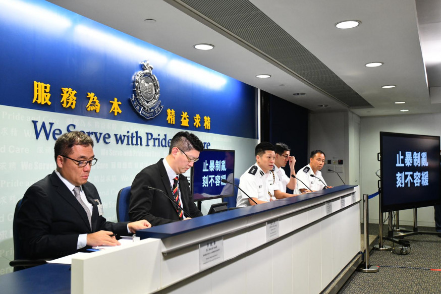 有組織罪案及三合會調查科高級警司李桂華(左一)