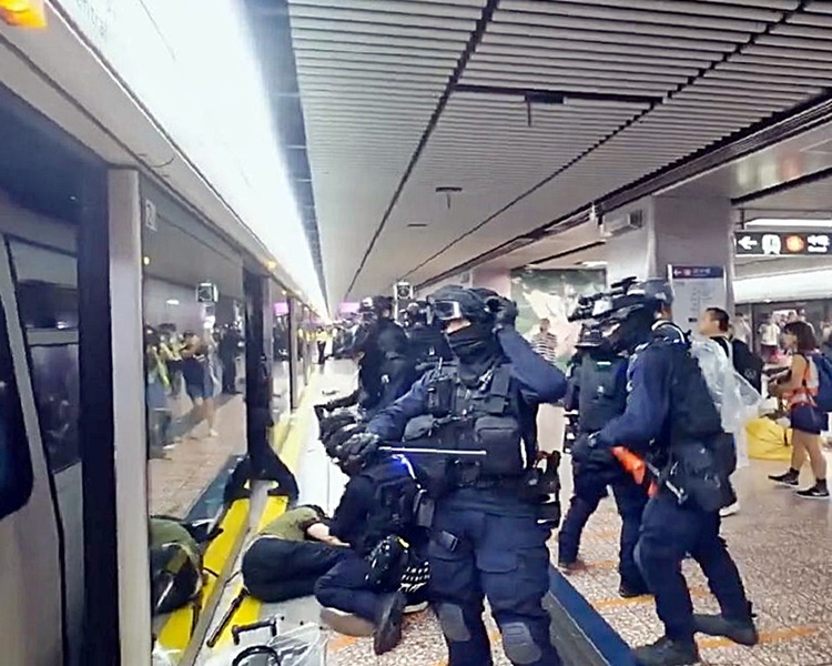 女市民因睹速龍小隊和防暴警察衝入車廂內毆打乘客致其精神受創而索償。資料圖片