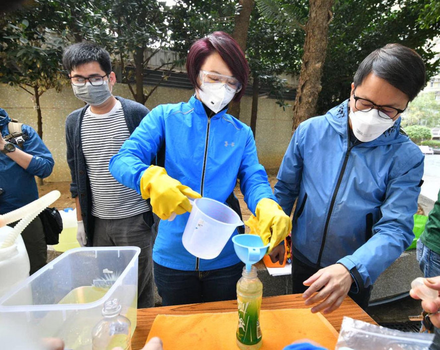 李慧琼及陳克勤等人到亨泰樓派發物資。