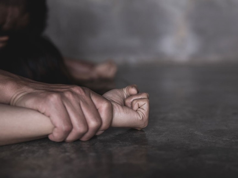 被告誘使女事主3度與自己性交及肛交。 示意圖