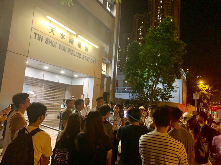 市民包圍天水圍警署。網民Esther Ha攝