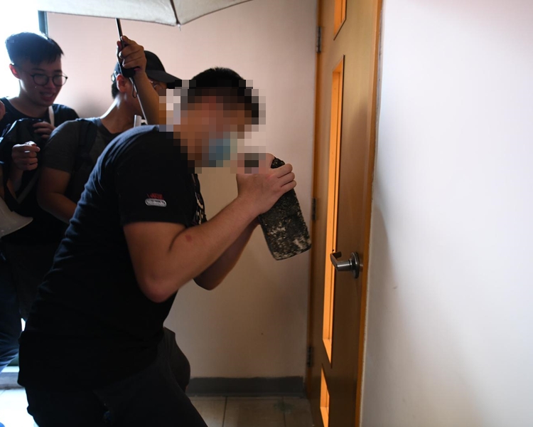 浸大學生校內遊行期間,以磚頭「爆門」。