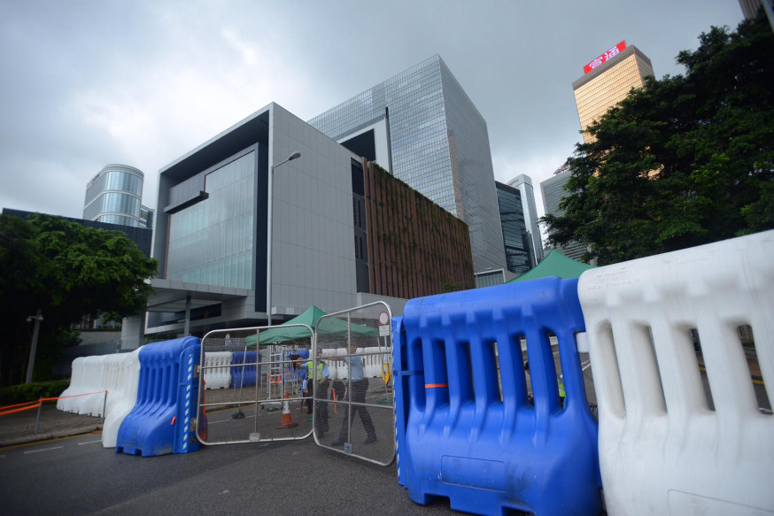 政府總部外及警察總部外已經擺設大型水馬防範衝擊。