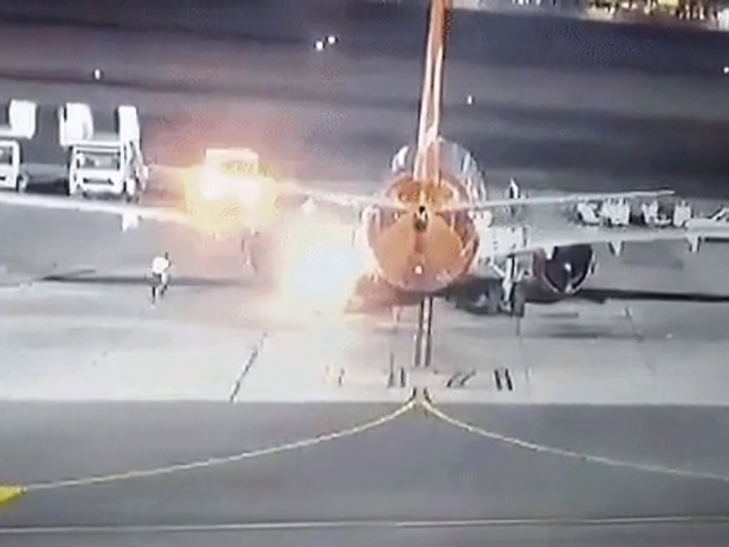 烏克蘭一架客機落地滑行期間,起落架突然冒火。(網圖)