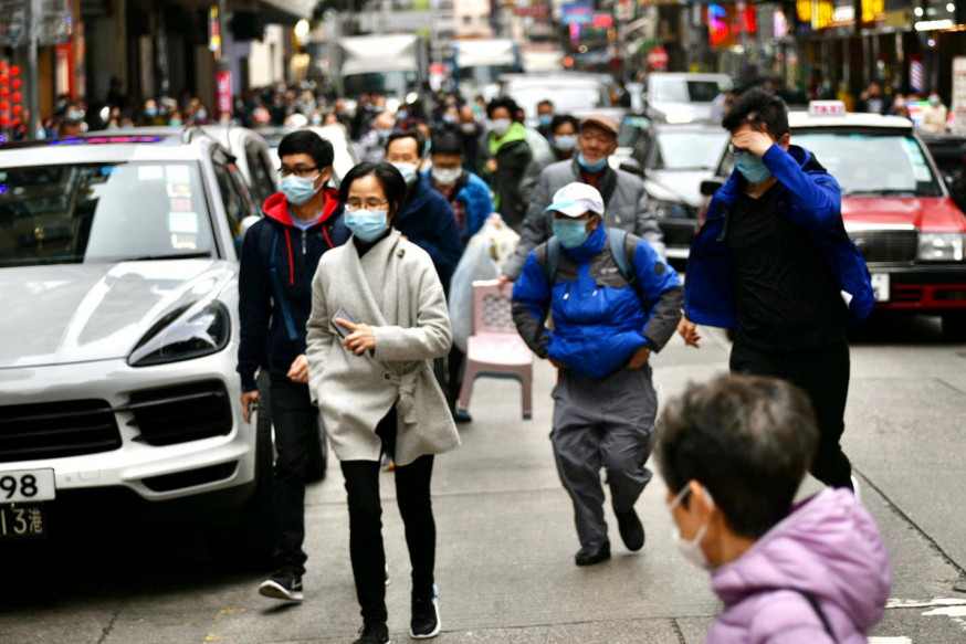 一罩難求,市民奔跑搶購口罩。資料圖片