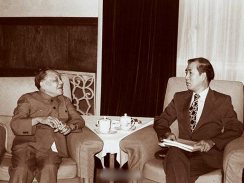 鄧小平1983年曾會見來訪的楊力宇與其他美籍華人學者,全面闡述「一國兩制」構想。 網圖