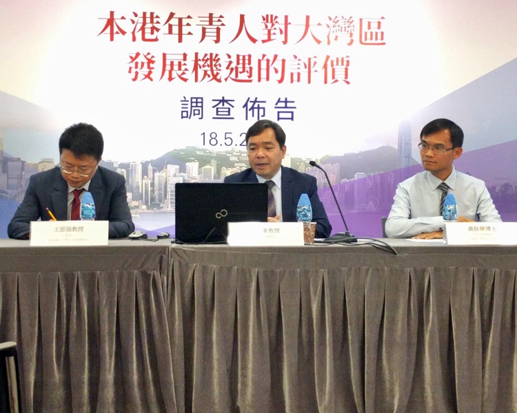 嶺大副校長莫家豪(中)指青年對內地認不足。