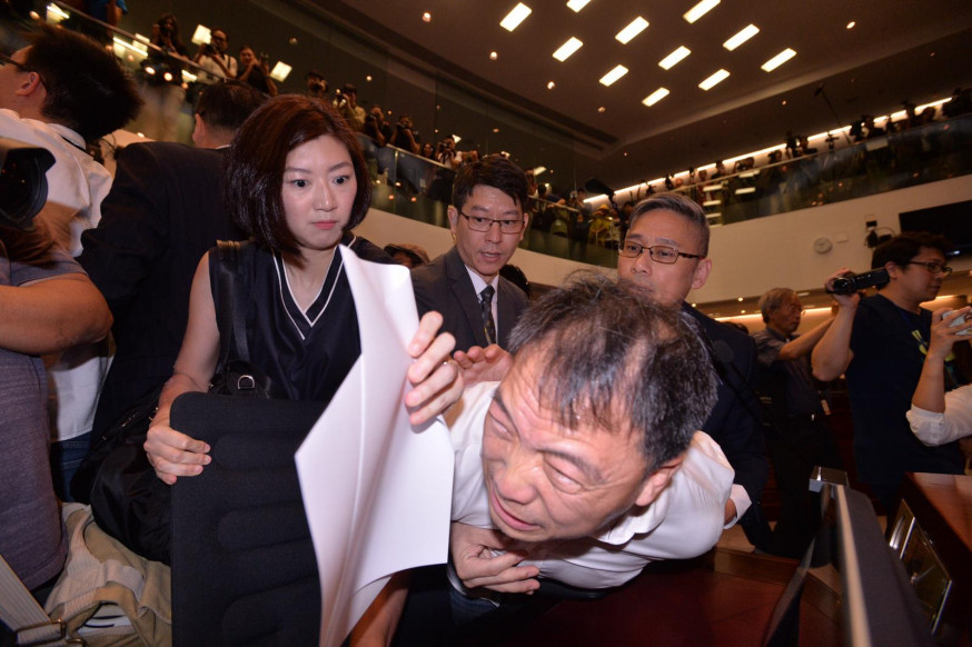 早上召開的會議混亂又無果。