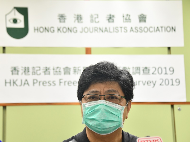 楊健興指警員當晚阻止拍攝的行為令人難以接受。