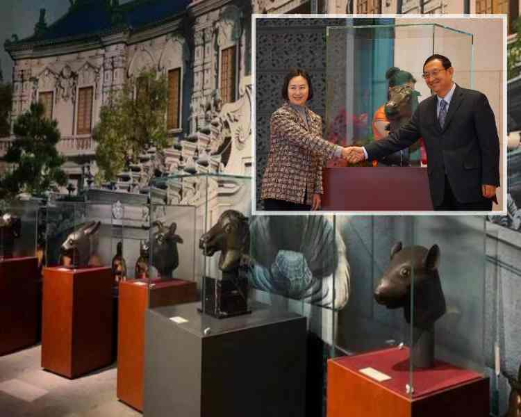 何鴻燊女兒何超瓊(左)及文化和旅遊部部長雒樹剛於捐贈儀式上。