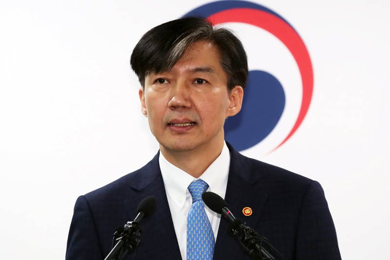 南韓法務部長曹國因家族醜聞纏身,宣布呈辭。AP