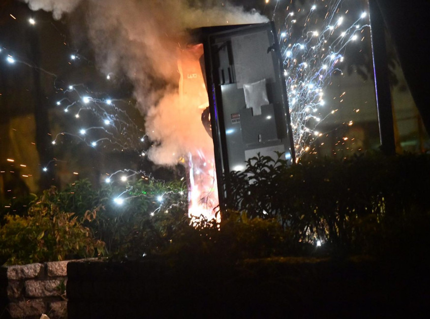 將軍澳電箱起火一度傳爆炸聲 警放催淚彈驅散