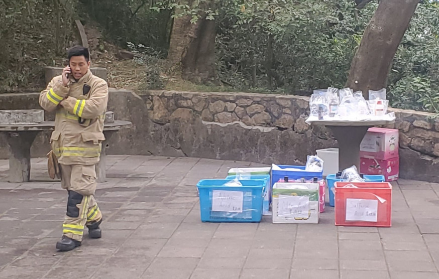 警員及消防員接報到場,初步點算有59樽化學物品,現正封鎖現場調查。 林思明攝