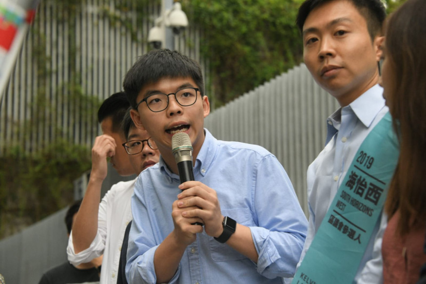 黃之鋒指自己會積極考慮選舉呈請。