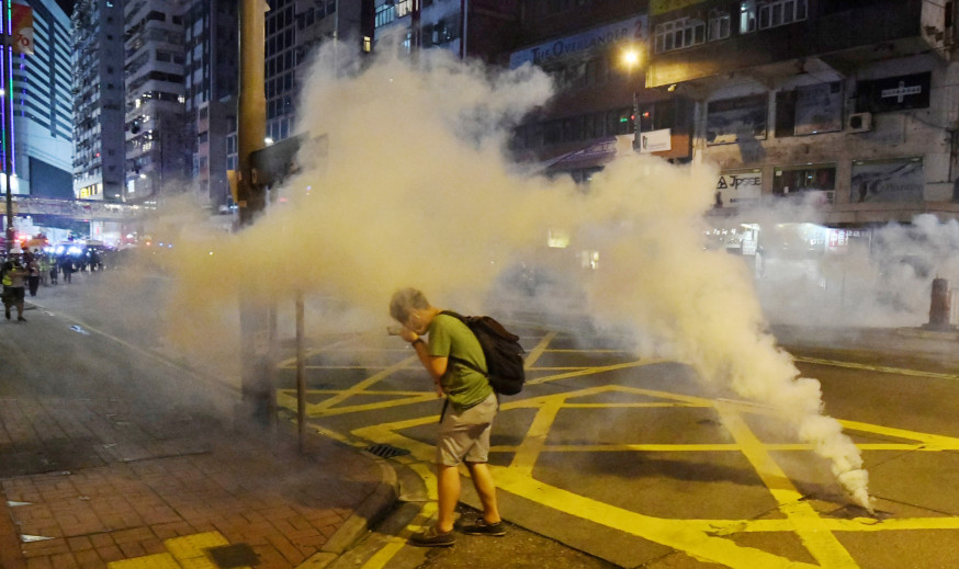 警方多月來大規模施放催淚彈,有團體關注催淚彈社區殘餘可能影響公眾健康。 資料圖片