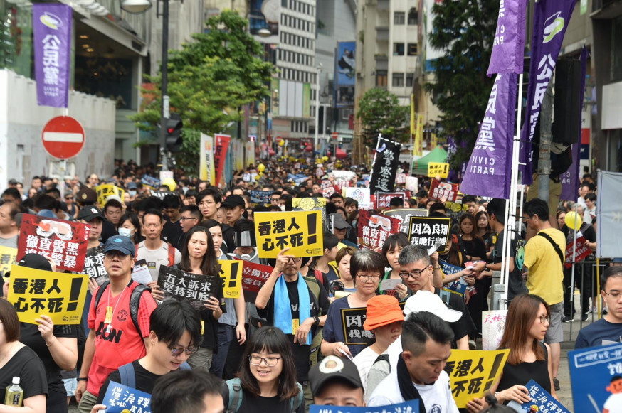 準備參加集會的市民向維園走去。