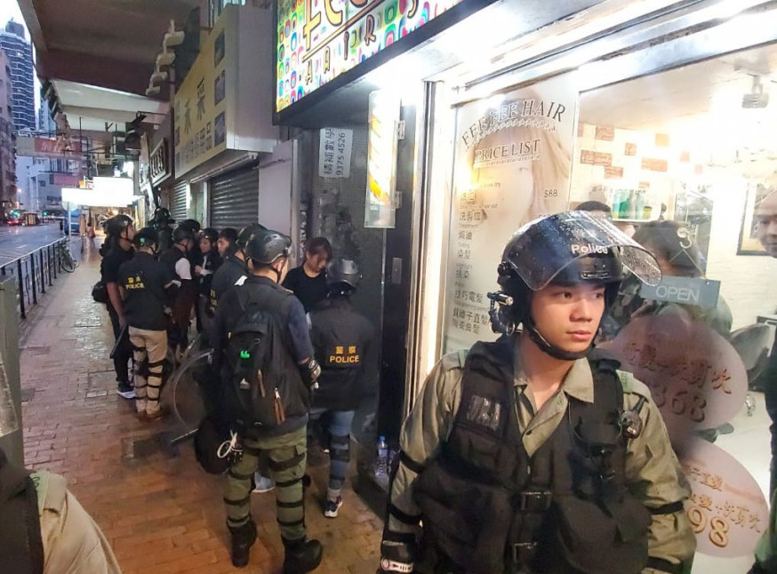 警方在干諾道西截查黑衣人。