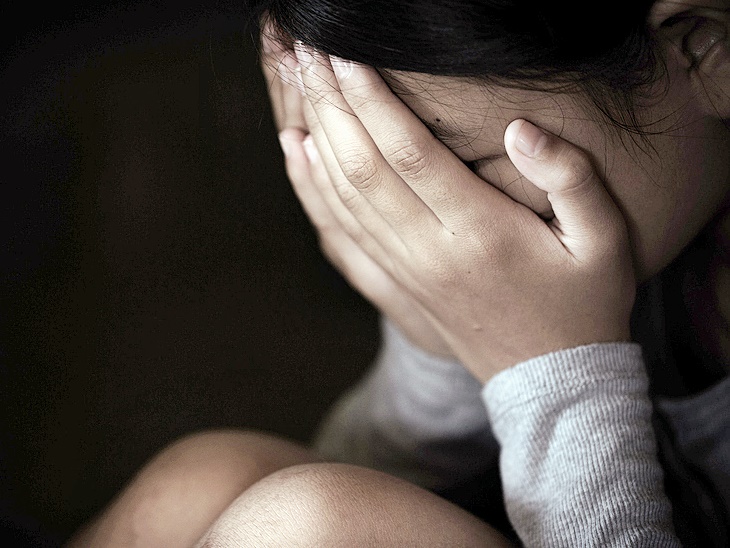 藉口「玩貓」硬闖房間 男教師性侵19歲女學生