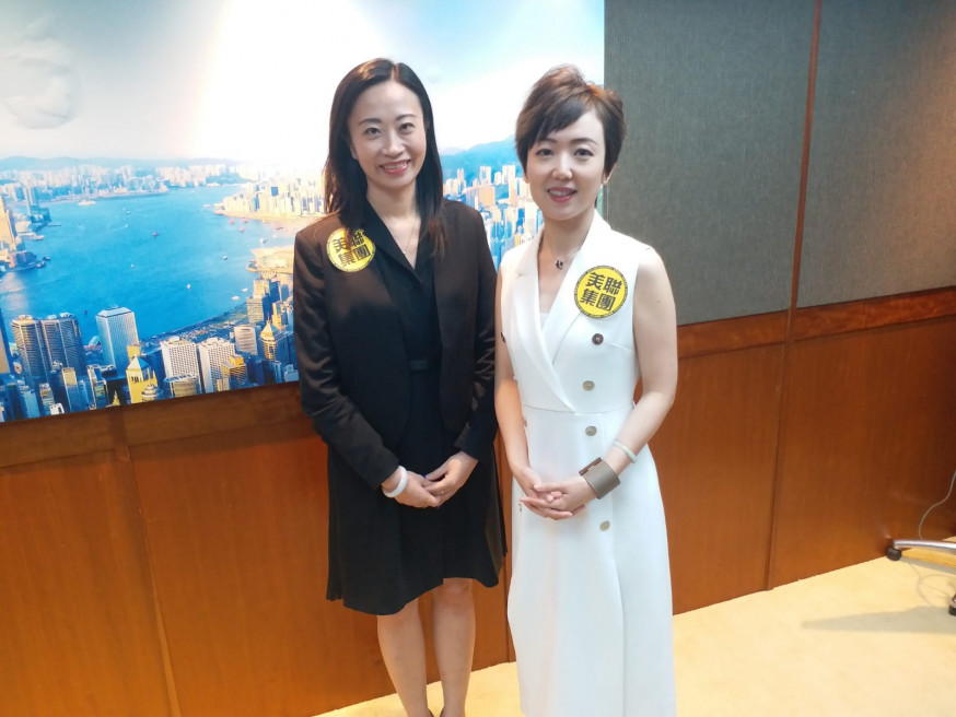 黃秀穎(圖右)指,港人由最初查詢及考慮,發展至落實申請移民。