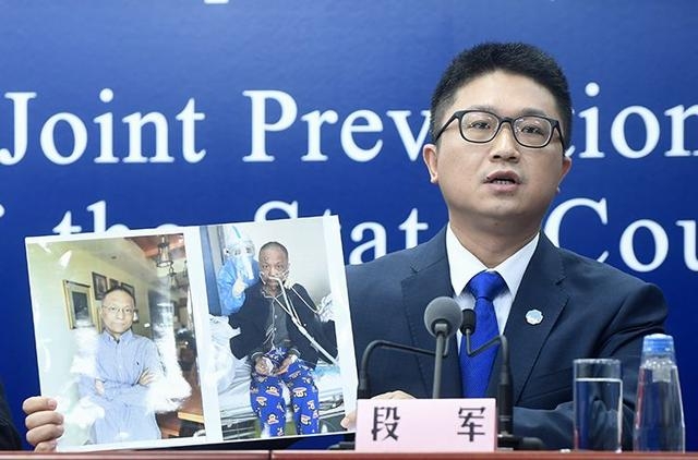 段軍在新聞發佈會上展示易凡醫生的照片,他說:「可以看到,其實皮膚變白的易凡大夫,還是非常英俊的。」(網圖)