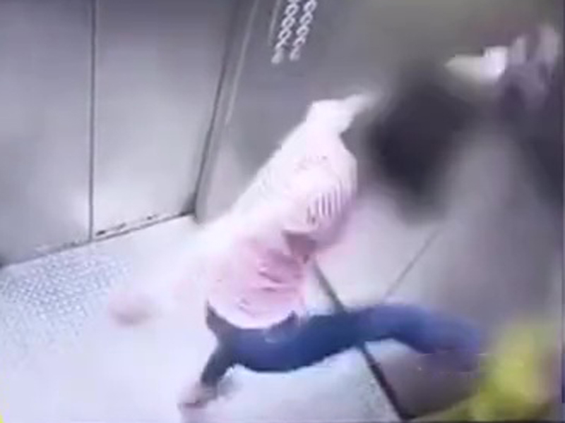 母親在升降機內對親兒掌摑及用腳踢,只因兒子不願回家吃飯並打傷了其母親。(網圖)
