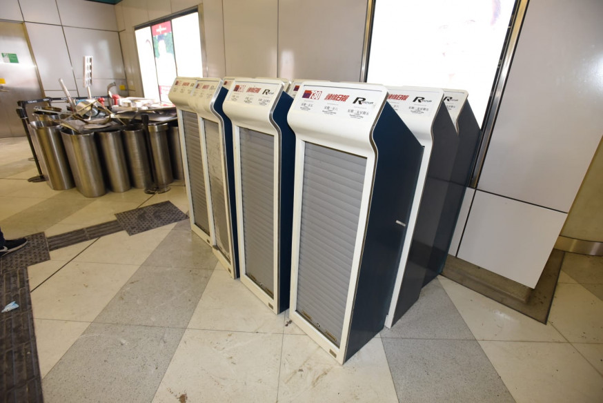 一批垃圾桶及報紙箱等放於車站一角有待處理。
