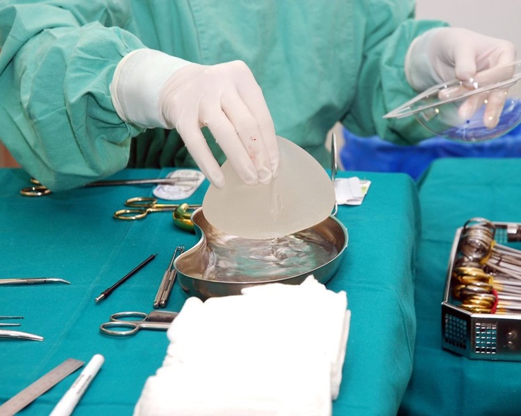 法國呼籲醫生停用或致癌的紋理乳房植入物。網圖