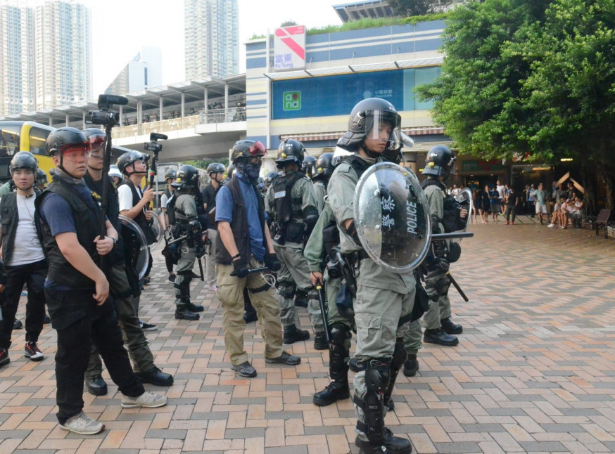 【修例風波】東涌站兩入口關閉 一少女疑被警棍打頭