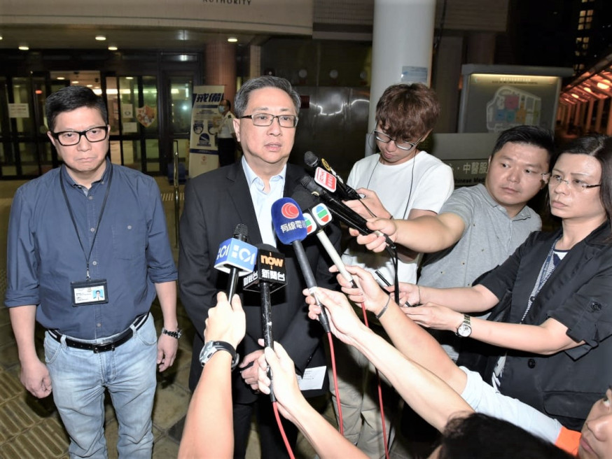 盧偉聰到醫院探望受傷警員。