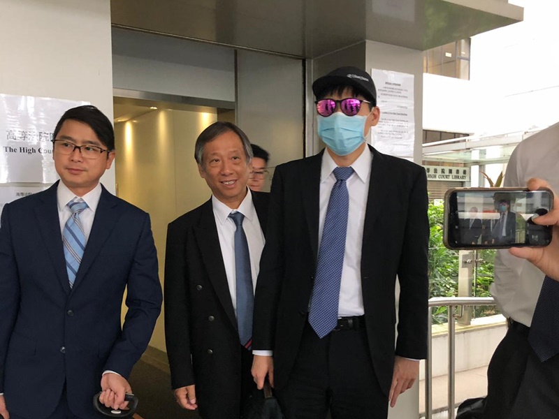 被告貝瀨裕紀(右一)無罪釋放。