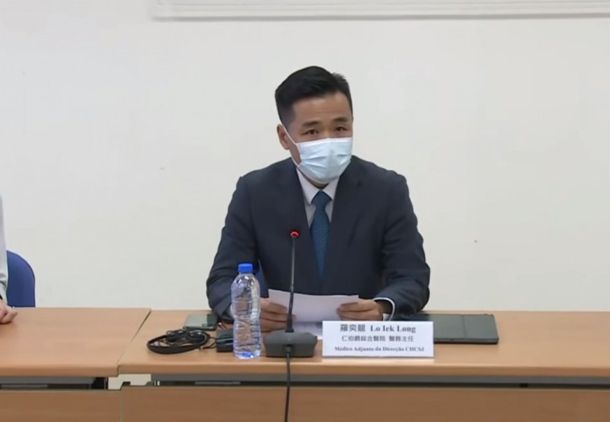 澳門山頂醫院醫務主任羅奕龍。新聞局截圖