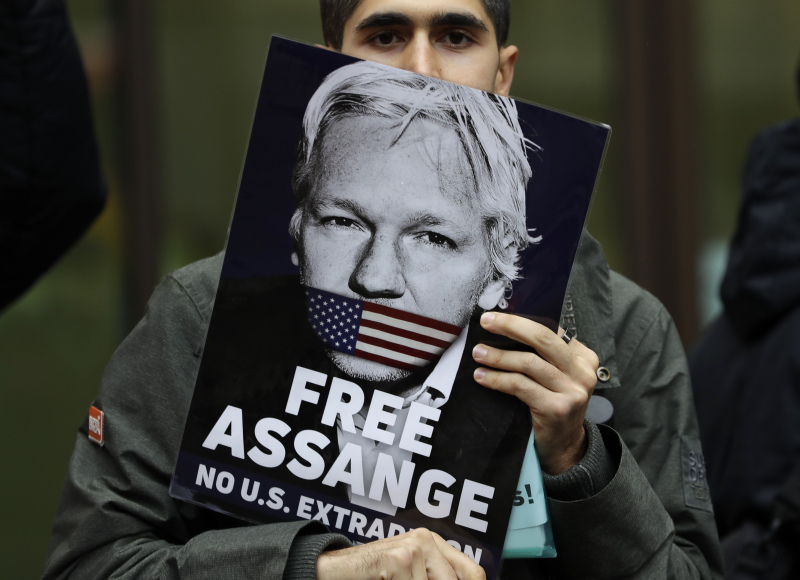 有維基解密創辦人阿桑奇的支持者在倫敦威斯敏斯特地方法院外示威。AP