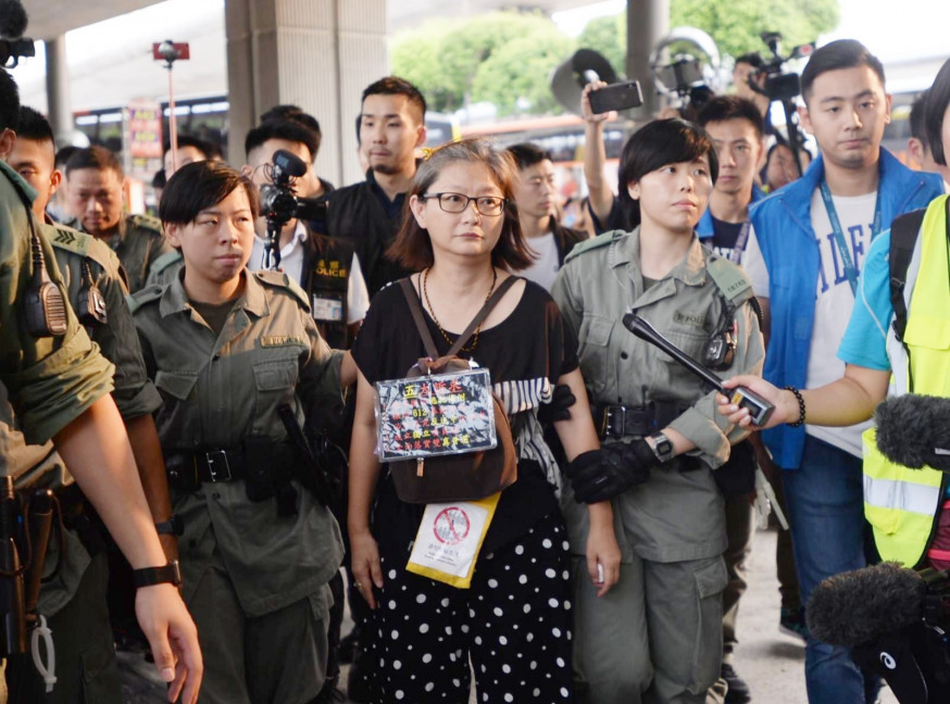 錢寶芬被帶上警車。