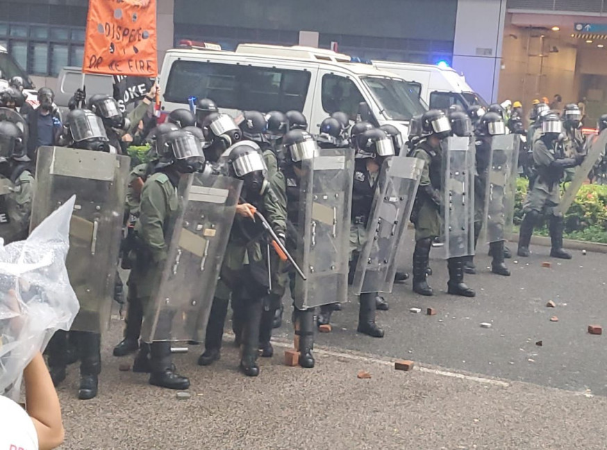 警方舉橙旗。