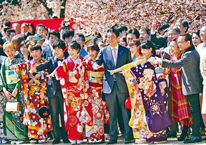 安倍晉三被指用公款慰勞支持者,明年賞櫻會宣佈取消。(網圖)