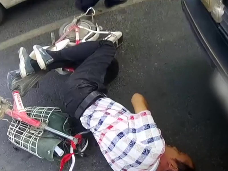 男子碰瓷躺在車前不起來,沒想到竟撞上了警車。(網圖)