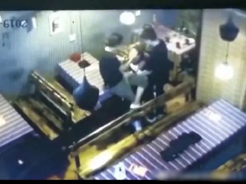 閉路電視片段顯示,一名男子用右手扇打疑似李心草的女子兩次。影片截圖