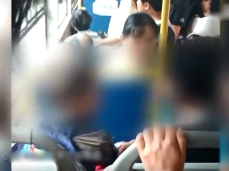 一名4歲男童竟然在2分鐘內打了其祖母8次。影片截圖