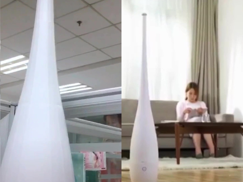 俞女將原本座地式的加濕器放在辦公桌上,頓時一柱擎天直插天花板。(網圖)