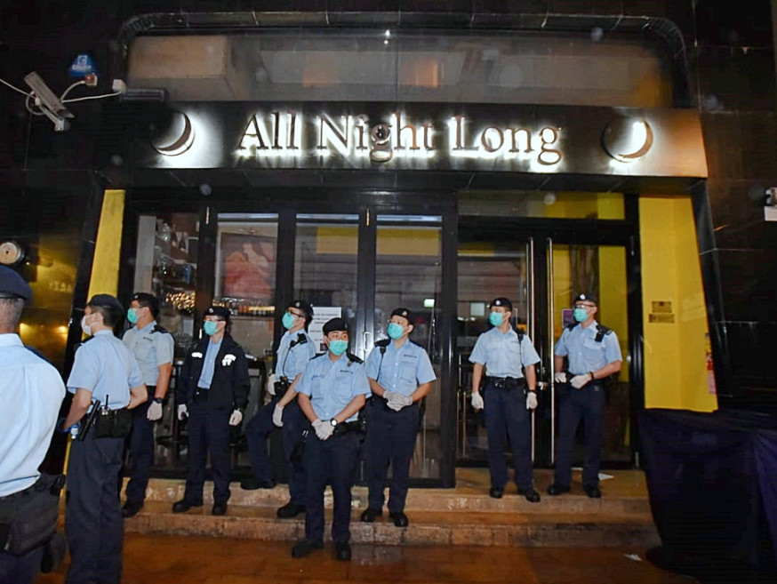 警方及食環署昨晚巡查尖沙嘴諾士佛臺一帶酒吧。圖為All Night Long酒吧。