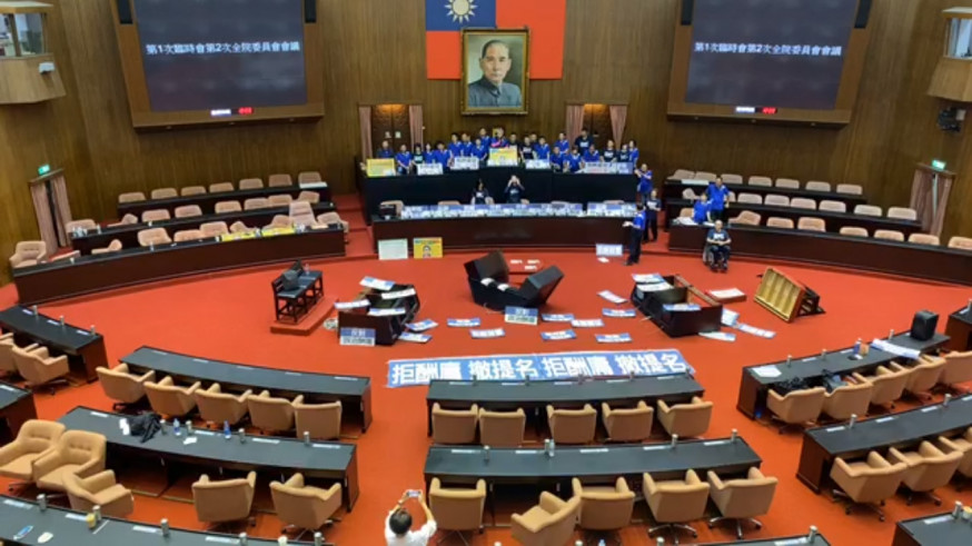 國民黨立委佔領主席台。(網圖)