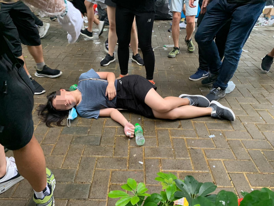 示威者不適倒地。