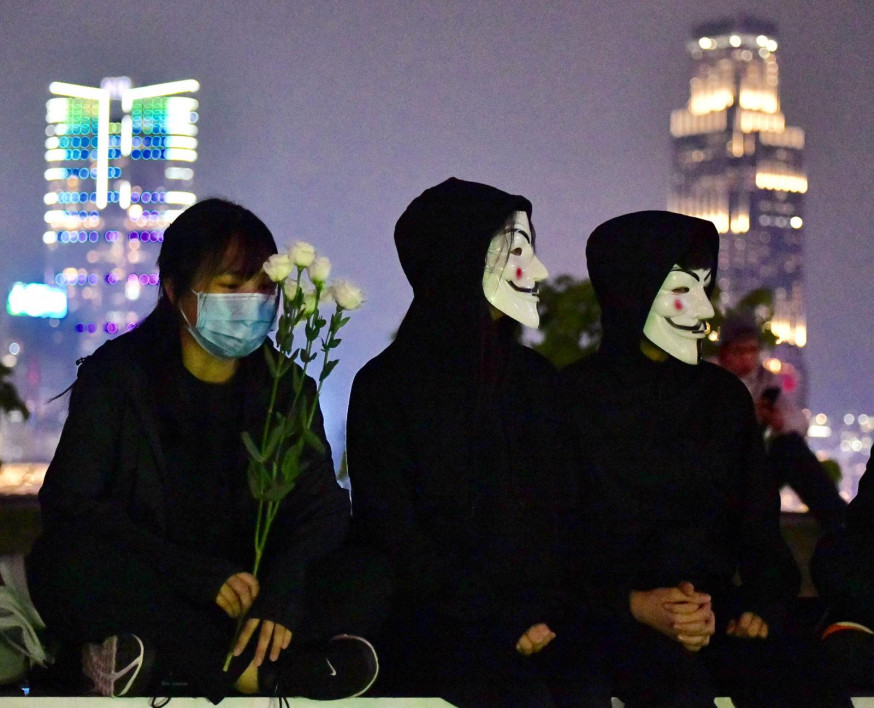 有蒙面人士參加集會。